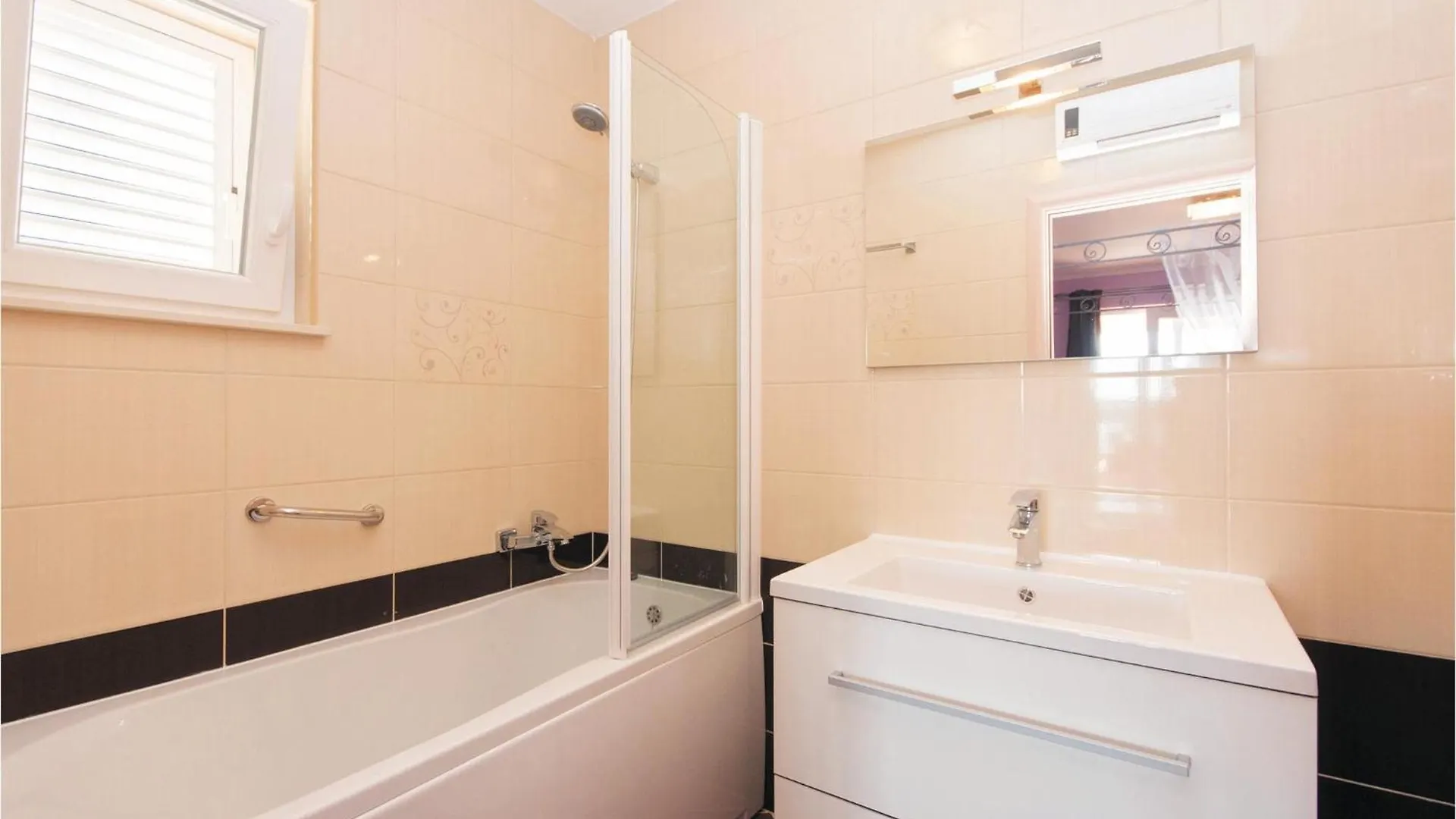 4 Bedroom Lovely Home In Supetarska Draga
