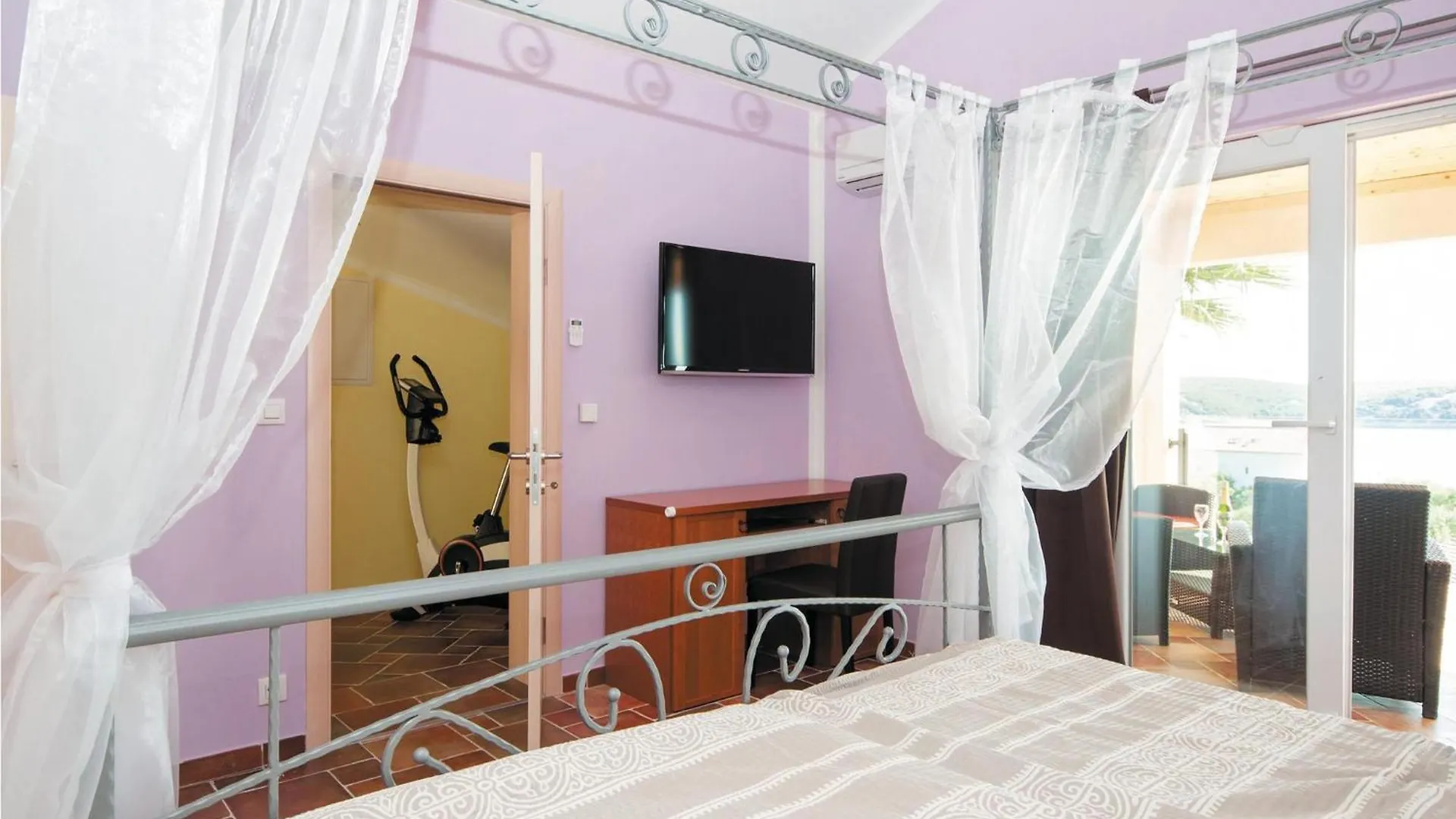 4 Bedroom Lovely Home In Supetarska Draga 0*,  Croatia