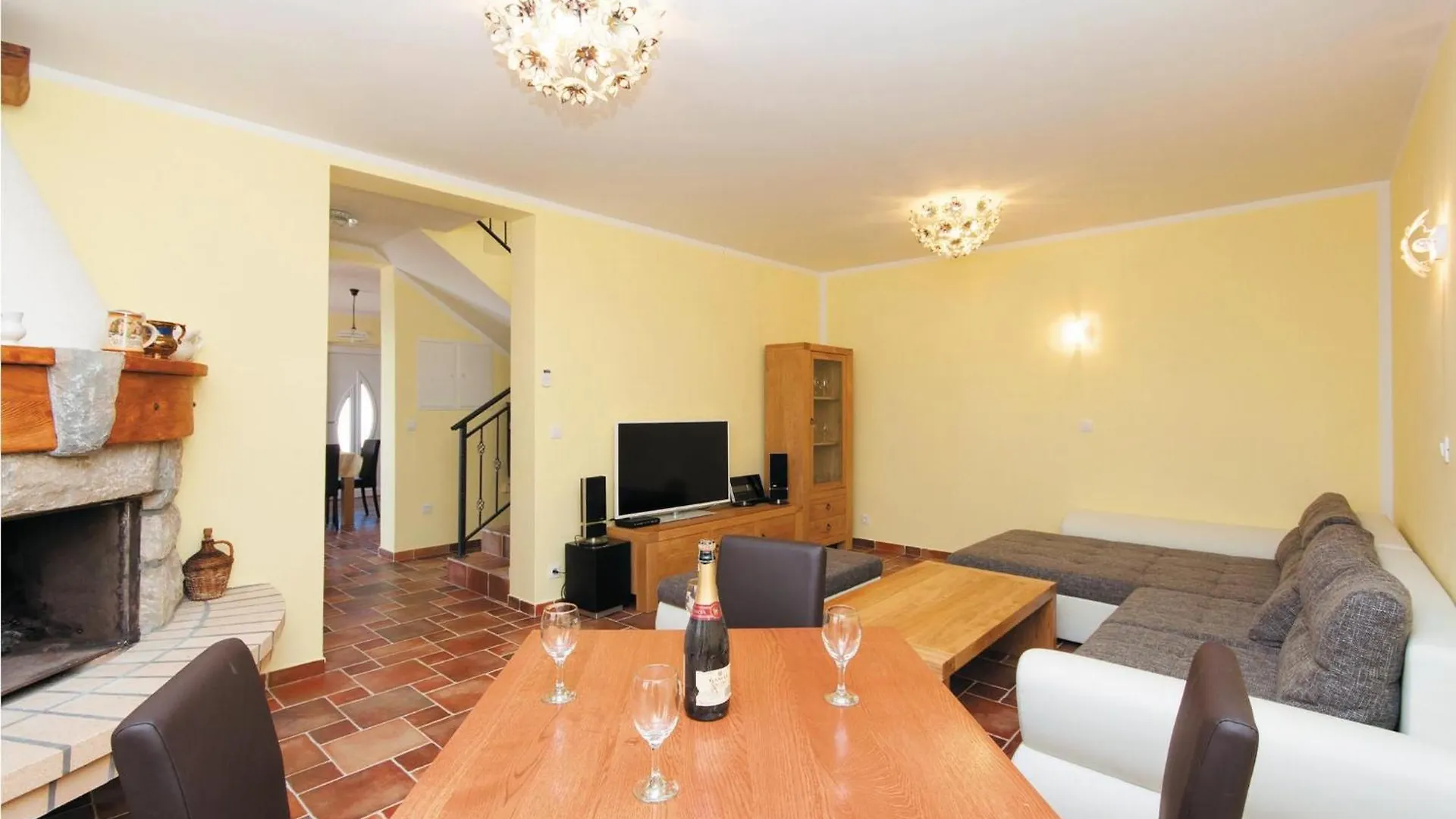 4 Bedroom Lovely Home In Supetarska Draga 0*,