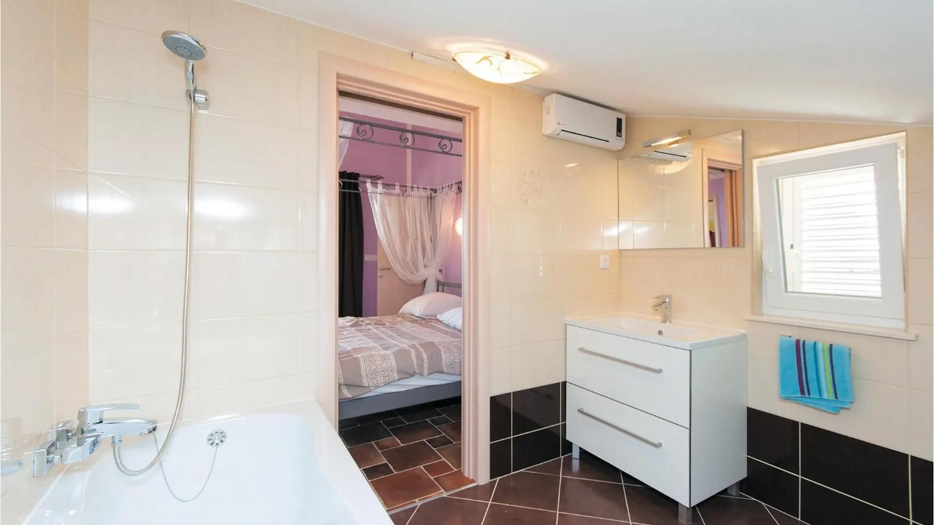 4 Bedroom Lovely Home In Supetarska Draga 0*,