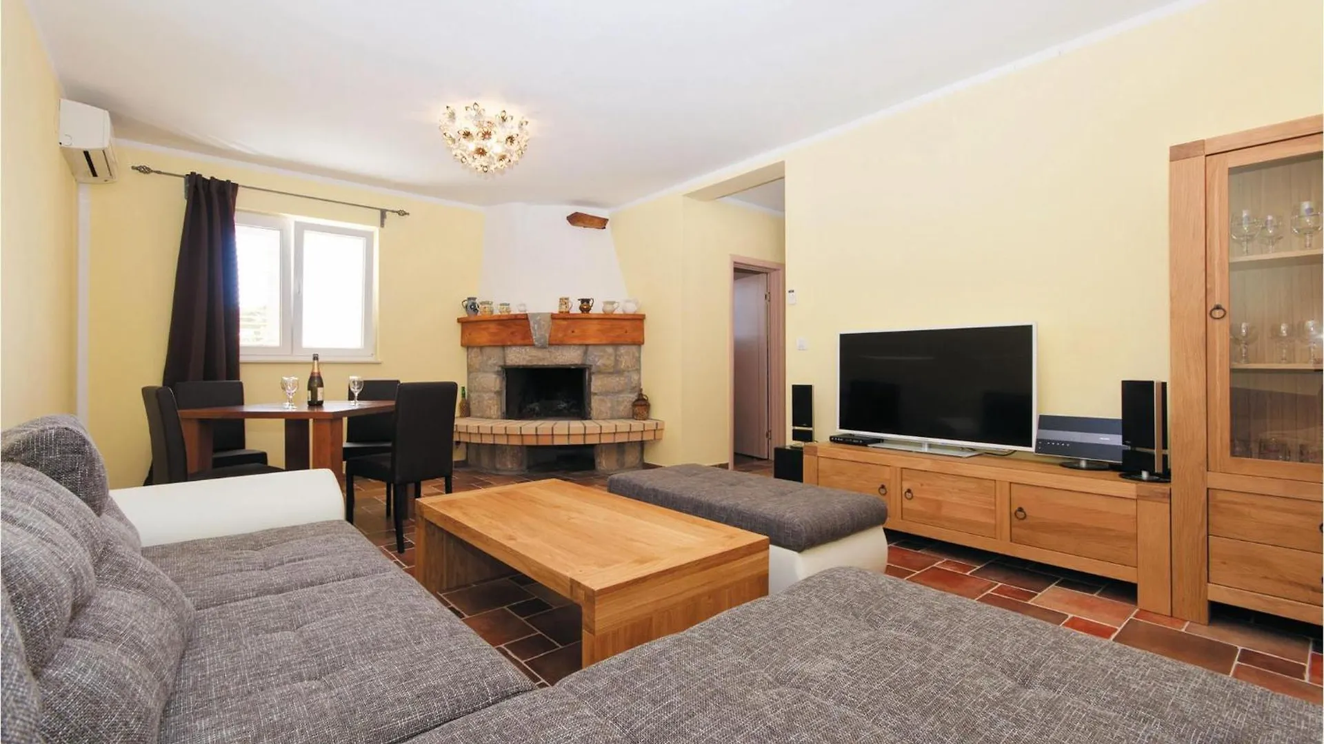 4 Bedroom Lovely Home In Supetarska Draga