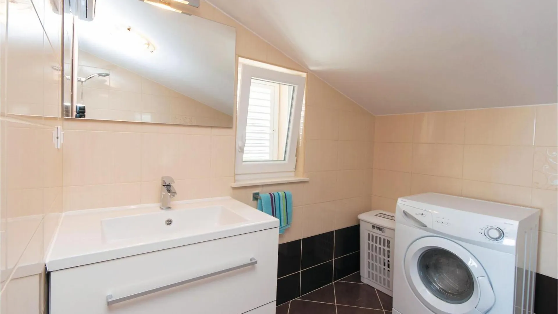 4 Bedroom Lovely Home In Supetarska Draga Holiday home